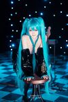 萌新推特00後露臉網紅美少女▌白莉愛吃巧克力▌Cos初音未來 香艷酥乳粉嫩白虎演唱會 精美私拍