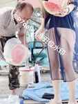 尤物反差婊，推特頂級美腿蜜臀小網紅-LC小狐狸 色女的膽子都是這么大嗎？公共場合如此暴露，大爺們的眼睛都翻直了