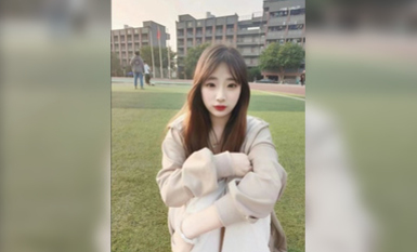 最新2023-02-18重庆大二学妹赚外快模特群顶格约拍被摄影师蹭B抠B掰B可惜J8不太给力 (1).